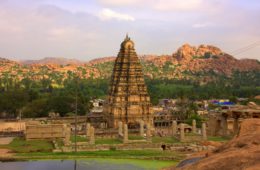climbing up the hemkuta hill is one of the things to do in hampi