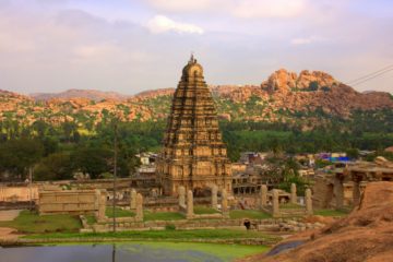 climbing up the hemkuta hill is one of the things to do in hampi